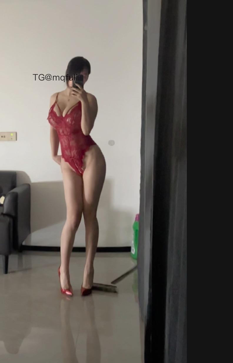 抖音冰泉女神密语空间日常:冰泉是她的气质,女神是她的身份,这个女孩把清冷和高贵揉在了一起
