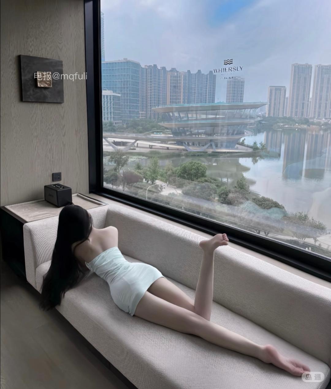 抖音小甜酒子岛遇日常:小甜酒是微醺的甜蜜,子是日系后缀,这个女孩把甜度和醉意揉在了一起