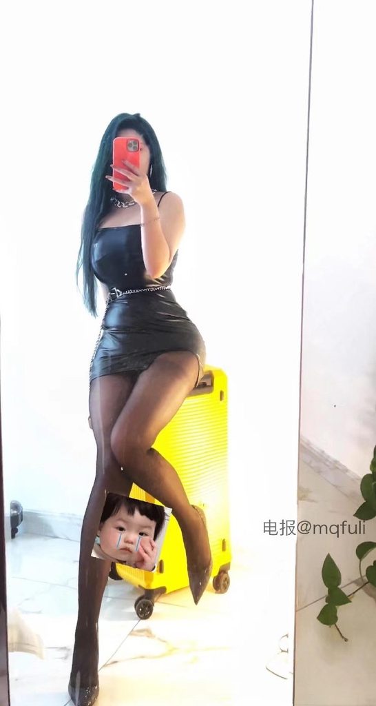 抖音夹心饼干包铁粉空间日常:夹心饼干是她的形态,包是她的后缀,这个女孩把甜蜜和饱满揉在了一起