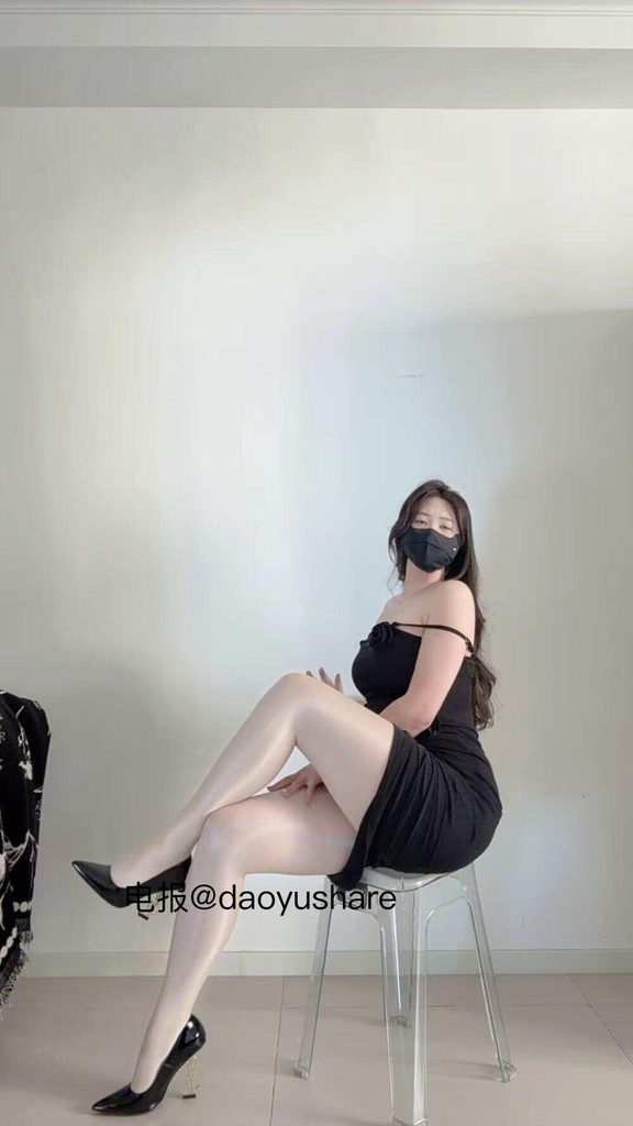 抖音糊萝啵铁粉空间日常:糊萝啵是胡萝卜的可爱发音,这个女孩把蔬菜和萌感揉在了一起