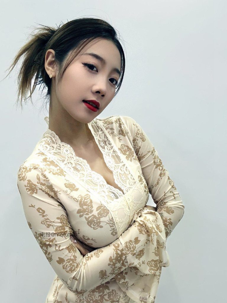 抖音鳄鱼妹妹铁粉空间日常：鳄鱼是她的本体，妹妹是她的身份，这个女孩把凶猛和可爱揉在了一起